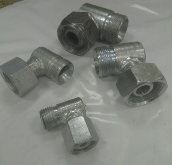 Штуцер соеденит. (уголок) S32 с гайкой